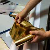 ...andr� a stampare le lettere su una carta colorata